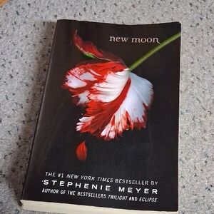 New Moon by Stephenie Meyer Paperback